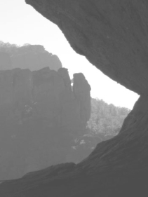 Система от скални процепи срещу входа на Лепеница, съвпадащи само от определено местоположение в пещерата.